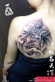 Dívčí zadní ramena stylový tetování boha slona černé a bílé