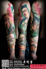 Un clasic popular al unui model de tatuaj Guanyin Luohan cu braț de flori