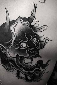 rameno černobílé tetování vzor
