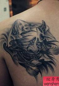 een knappe zwart-grijze tatoeage op de rug