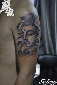 braccio cool classico modello di tatuaggio testa di Buddha in pietra bianco e nero