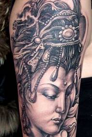 braccio su un modello di tatuaggio Guanyin