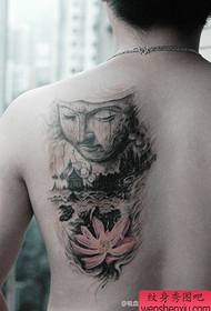 Un tatuaje clásico en los hombros del hombro de un niño.