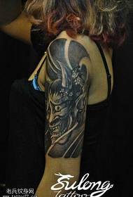 roka črno siva kot vzorec tatoo