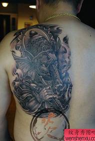 mutilak bizkarreko sorbaldak Elephant jainkoaren eredu tatuaje eder eta ederrak