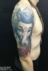 braccio come il modello del tatuaggio del dio