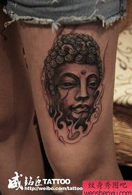 gambe di bellezza classico popolare modello di tatuaggio testa di Buddha