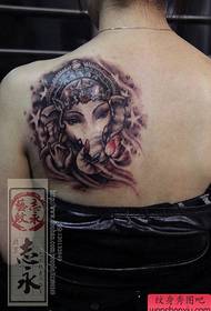 девојчиња рамења убава шема на тетоважи со слонови