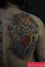 un tatuaje dorado de gato de la suerte en la espalda