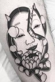 Japanese stil i zi dhe i bardhë me gjemba të vogla si tatuazh i vogël