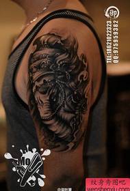 Gli occhi sono molto belli e classici come il modello del tatuaggio del dio