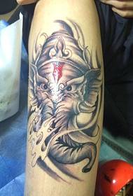 πόδι μαύρο και άσπρο ελέφαντα θεά μοτίβο τατουάζ