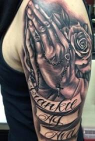 Braccia del ragazzo su Black Grey Sketch Sting Tips Bella immagine di Rose Prayer Hands Tattoo