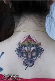 beau motif de tatouage d'éléphant