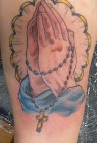 Motif de tatouage mains couleur prière jambe