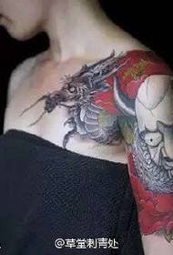 Намунаи кандашудаи Tattoo дар китф