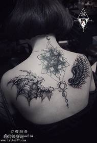 disegno del tatuaggio a stella a sei punte sulle ali posteriori