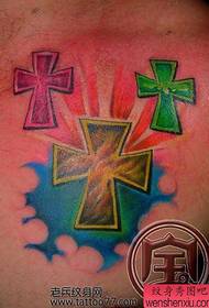 izskatīgs krāsains krusta tetovējums