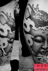 Buddhan pään tatuointikuvio jalassa