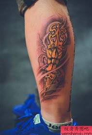 un motif de tatouage konjac cool dans la jambe