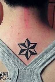 mbrapa modelin e bukur të tatuazheve të yjeve me gjashtë cepa