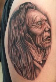 portrait de tatouage d'épaule brune vieil homme indien
