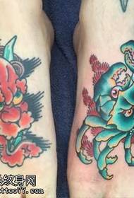 Οικογενειακό μοτίβο τατουάζ καβούρι στο πόδι