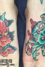 Modello di tatuaggio della famiglia Crab sul piede
