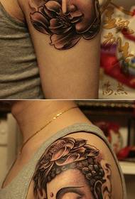 popularna muška ruka, klasični Buda oblik glave i tetovaža lotosa