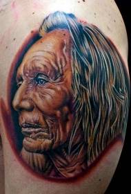 kolor ramienia realistyczny portret tatuażu indyjskiego starego człowieka