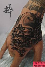patrún tattoo dubh-agus-bán dathúil ar chúl buachaill