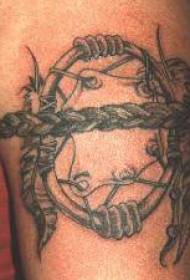 patró de tatuatge amulet indi gris de braç