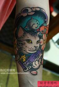 rankos populiarus laimingos katės tatuiruotės modelis