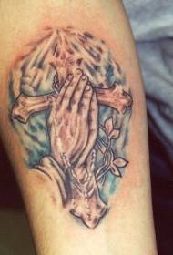 祈りの手とクロスクラウドタトゥーパターン