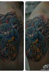 vzor tetovania šťastnej mačky na veľkej ruke 158192 - zlaté šťastie tetovania mačky na chrbte