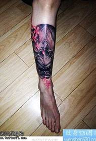 Le gambe sono come un disegno del tatuaggio