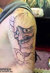 patró de tatuatge en forma d'espina a l'espatlla