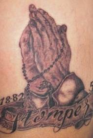axelbrun bön hand med radband tatuering mönster