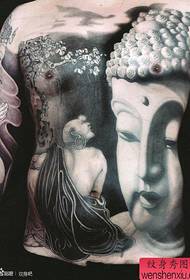 Patrón de tatuaje de cabeza de Buda fresco en el pecho delantero masculino