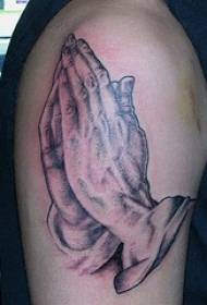 épaule marron réaliste image de tatouage à la main prière