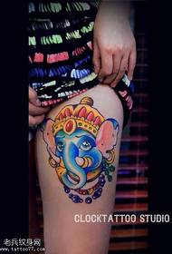 koloro sur la femuro Elefanto dio tatuo ŝablono