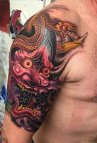 Modello di tatuaggio a forma di serpente sulla spalla