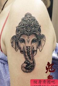 il braccio di una ragazza è un bellissimo tatuaggio di elefante bianco e nero
