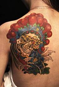 Un classico tatuaggio floreale con tarassaco e bala