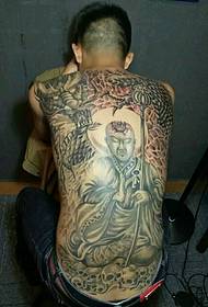 pola tato Buddha punggung penuh yang mendominasi