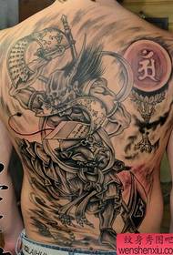 bellissimo modello di tatuaggi a cento fantasmi con schiena piena