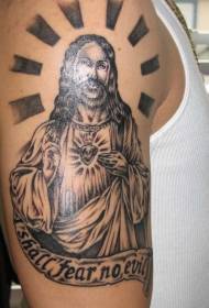 Lengan besar tidak takut pada corak tato Yesus yang buruk