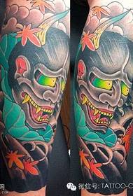 Gambe con un tatuaggio bianco