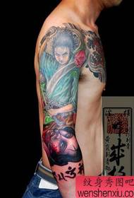 рука татуювання краси японського самурая