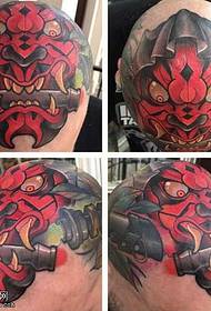 ikhanda libomvu njengephethini le-tattoo